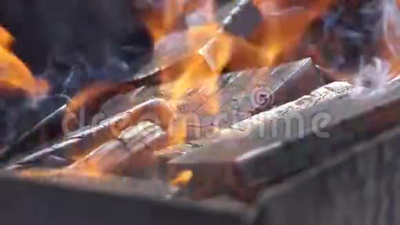 在斯隆莫河畔用木炭从金属铜堆中升起的火焰叉视频的预览图