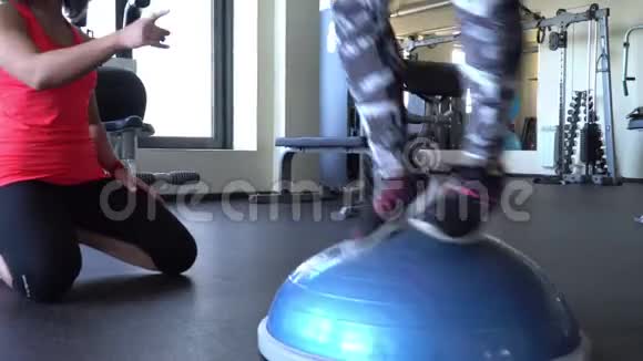 两个漂亮的白种人女孩在健身房训练4K摄像机视频的预览图