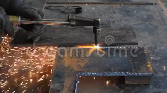 工人用金属火炬切割钢视频的预览图