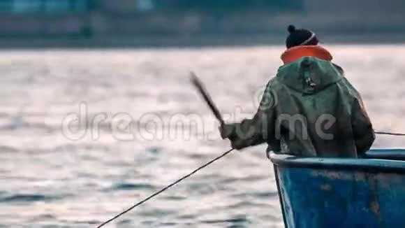 俄罗斯渔业利用小船捕鱼视频的预览图