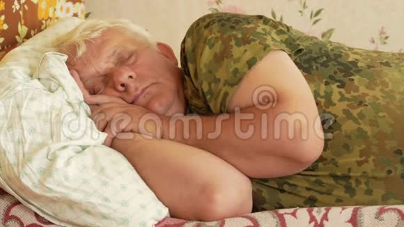 老人睡在家里的枕头上灰白的头发头下一个轻枕休息的概念视频的预览图