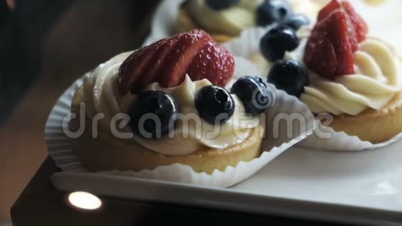 新鲜美味的草莓和蓝莓蛋糕视频的预览图