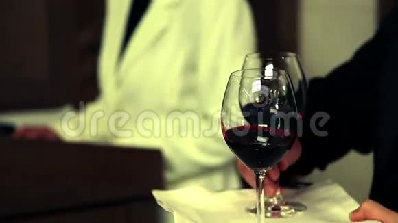 装满红酒的玻璃杯视频的预览图