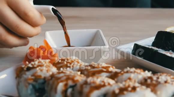 日本菜寿司卷放在桌子上紧挨着姜芥末和柠檬酱油是从一种特殊的视频的预览图