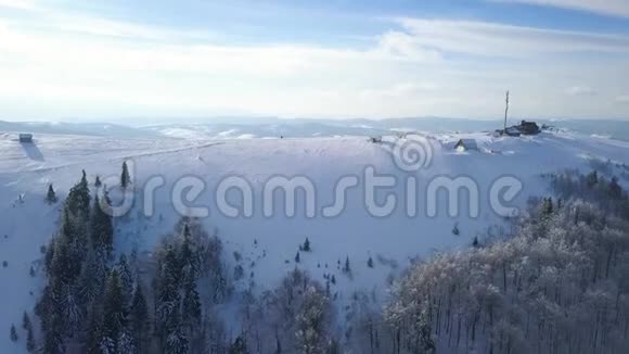 飞越喀尔巴阡山山顶的研究站那里覆盖着雪晴朗的霜冻天气视频的预览图