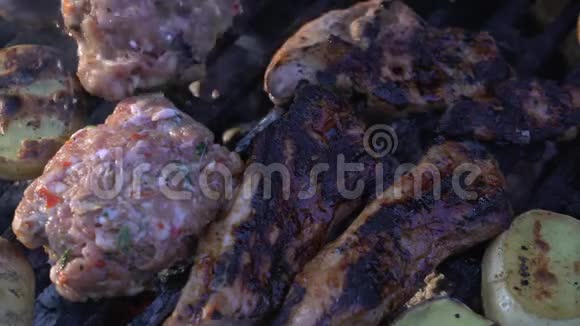烧烤时烤土豆牛排和肉丸视频的预览图