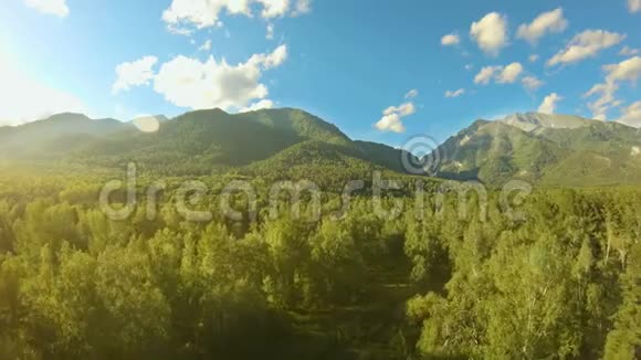 空中射击在森林上空飞到山上去无人驾驶飞机向前飞行视频的预览图