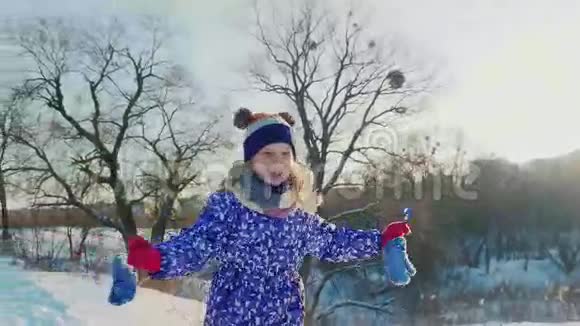 快乐的冬天快乐的小女孩在雪地里奔跑笑视频的预览图