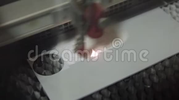 印刷中的激光切割高精度数控激光切割金属薄板视频的预览图