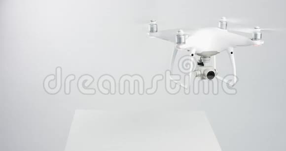 在演播室产品拍摄中飞行和开启无人机cuadrocopter幻影4视频的预览图