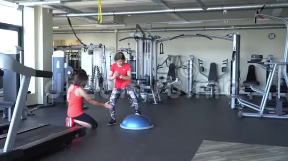 两个漂亮的白种人女孩在健身房训练4K摄像机视频的预览图