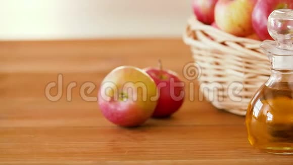 篮子里有苹果桌上有一壶果汁视频的预览图