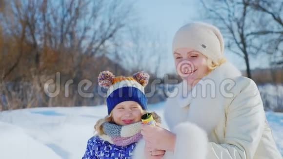 迎接寒假妈妈和女儿放鞭炮视频的预览图