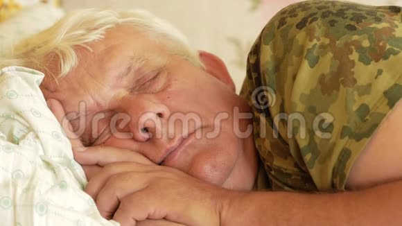 老人睡在家里的枕头上灰白的头发头下一个轻枕休息的概念视频的预览图