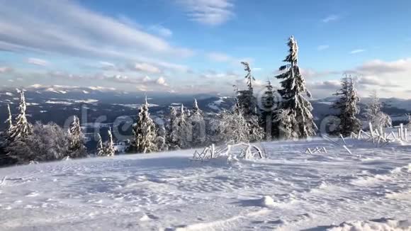 喀尔巴阡山脉覆盖着雪和大风晴朗的霜冻天气视频的预览图