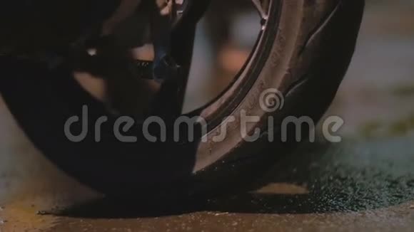 摩托车特写的轮子视频的预览图