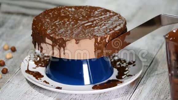 烤蛋糕上的巧克力糖霜现代法国摩丝蛋糕加巧克力釉视频的预览图