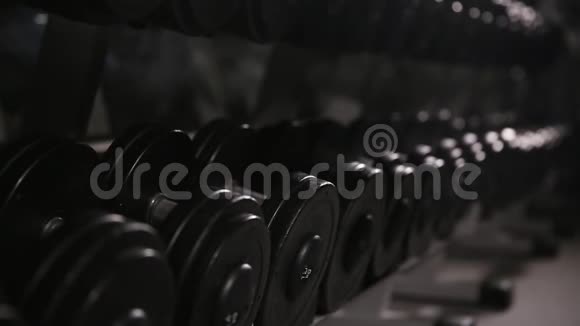 一个男人的特写在健身房里拿一个哑铃视频的预览图