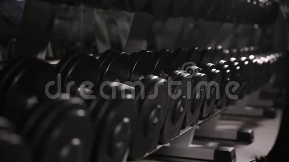 一个男人的特写在健身房里拿一个哑铃视频的预览图