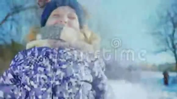 冬天的乐趣一个扔雪笑的女孩的肖像视频的预览图