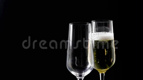 在黑色背景下用金色气泡填充香槟的长笛黄金豪华假日快乐新年的概念视频的预览图