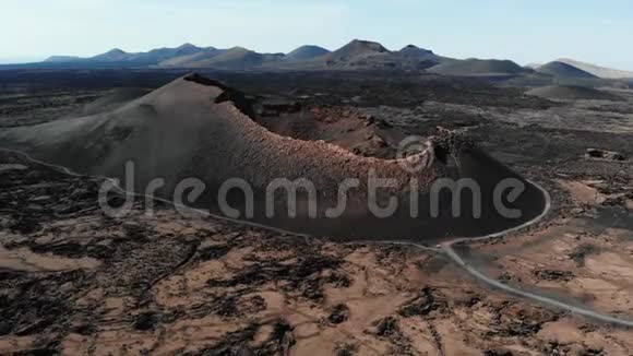 兰萨罗特岛火山口的鸟瞰图加那利群岛视频的预览图