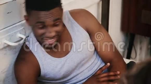 英俊的非洲男人穿着睡衣摆姿势给摄影师阁楼公寓摄影中年轻男性的肖像视频的预览图