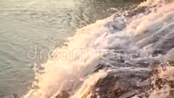 日落时拍摄瀑布动作缓慢落水溅水水滴视频的预览图