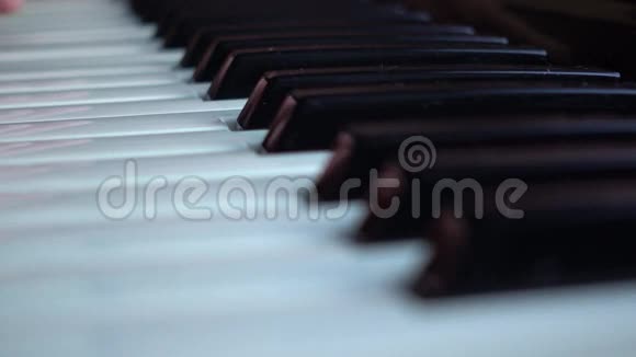 在钢琴键盘上演奏音乐视频的预览图