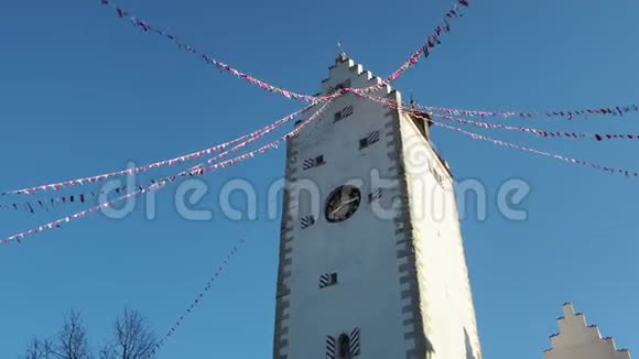 德国普伦多夫古老的塔奥贝雷斯城中世纪防御工事的一部分小布旗飘扬视频的预览图
