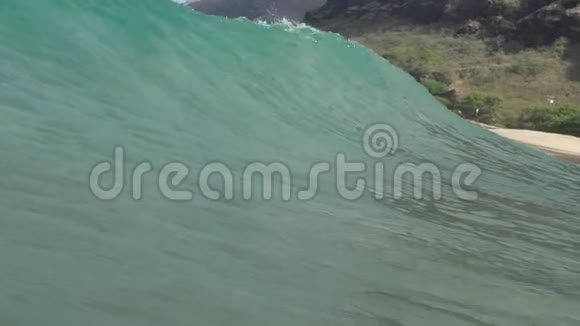 夏威夷海岸的高峰波视频的预览图