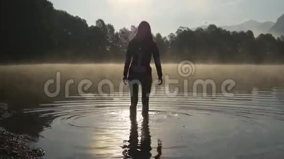 日出时在湖水中漫步视频的预览图