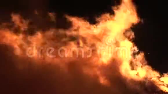 在黑色背景下燃烧的火焰和大量的烟雾视频的预览图
