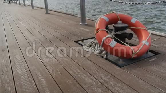 海上码头上的救生圈游泳旅游休息和放松视频的预览图