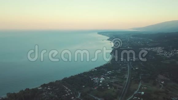 空中射击遥望碧海和阳光明媚的希腊海岸视频的预览图