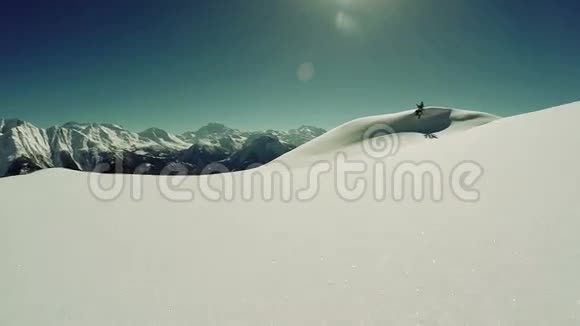白雪覆盖的群山空中景色飞越冬季景观视频的预览图