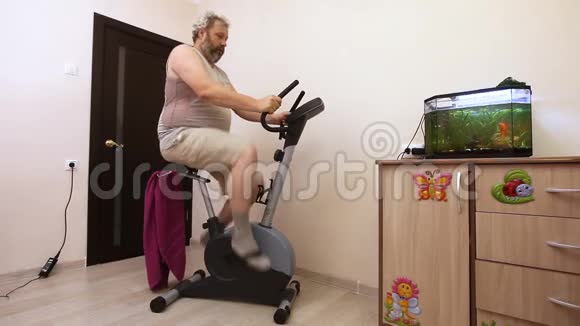 一个男人在房间里骑自行车视频的预览图