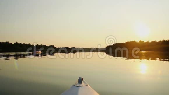 美丽的水景游客在日落时划划皮艇视频的预览图