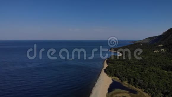 空中飞行与无人机DGI超过美丽的青山和白色沙滩4k视频的预览图