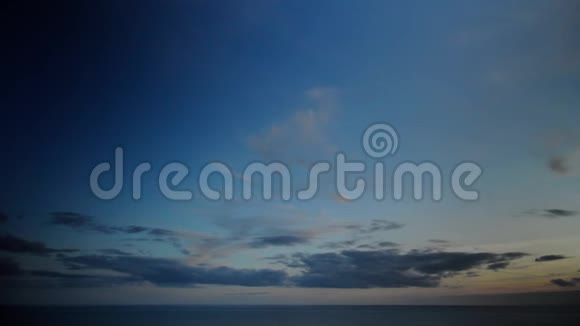 在宁静的海洋上黎明之门的天空逐渐充满了云彩的时光流逝的风景颜色变化蓝色变为粉红色视频的预览图