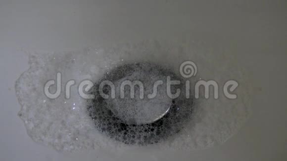 泡泡水在水槽里流动视频的预览图