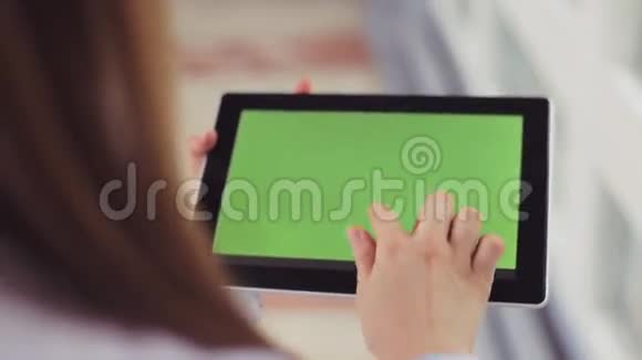 女医生手里拿着一台绿色屏幕的平板电脑现代医学视频的预览图