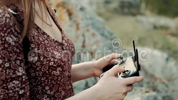 遥控无人机手中的少女特写视频的预览图