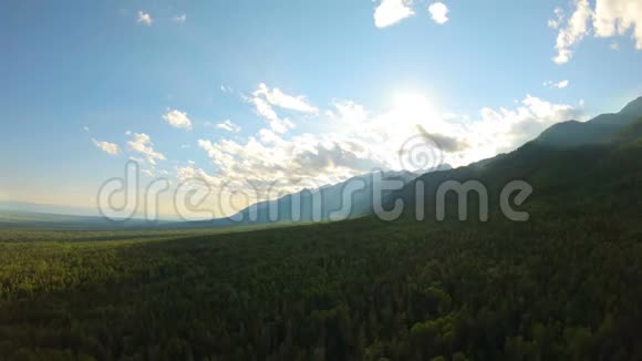 空中射击在森林上空飞到山上去无人驾驶飞机向前飞行视频的预览图