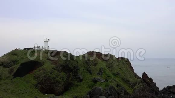 位于韩国济州岛火山悬崖的灯塔视频的预览图