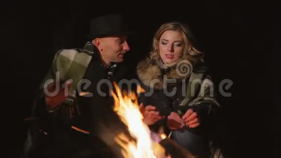 篝火旁浪漫的约会视频的预览图