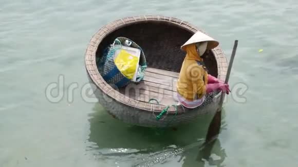 女人在芽庄湾划着一艘传统的越南圆船视频的预览图