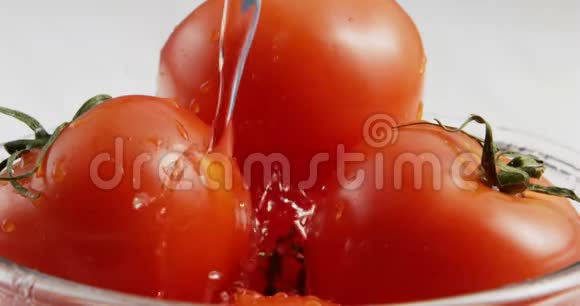 在碗里洗西红柿的特写视频的预览图