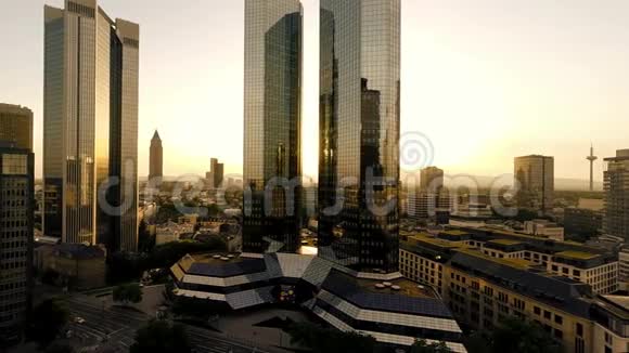 法兰克福德国银行金融区摩天大楼飞越城市视频的预览图