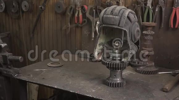 创造室内风格的蒸汽朋克复古工业生产加油机灯视频的预览图